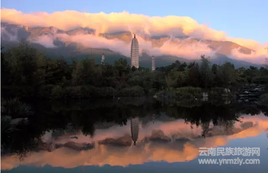 霞染三塔  姜洪岐  攝