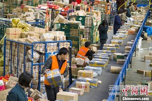11月13日，山西太原，郵政工作人員分揀快遞。隨著“雙十一”網(wǎng)購狂歡節(jié)落幕，中國物流快遞業(yè)也迎來井噴高峰。據(jù)中國國家郵政局預計，中國將迎超15億件快遞，中國快遞業(yè)迎接年度“大考”。<a target=